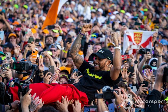 Lewis Hamilton, Mercedes-AMG F1 Team, crowd surfs
