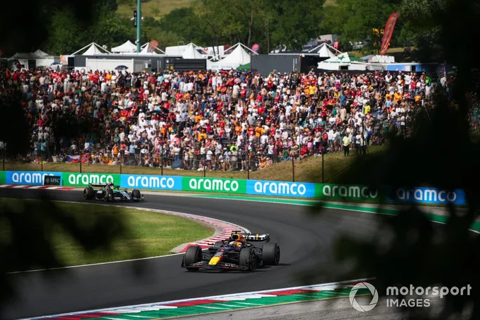 Max Verstappen, Red Bull Racing RB20, Lewis Hamilton, Mercedes F1 W15