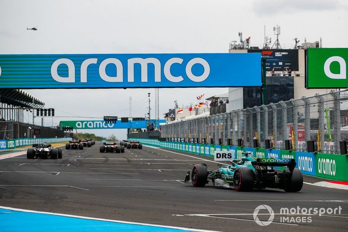 Lance Stroll, Aston Martin AMR22, completa su vuelta de formación