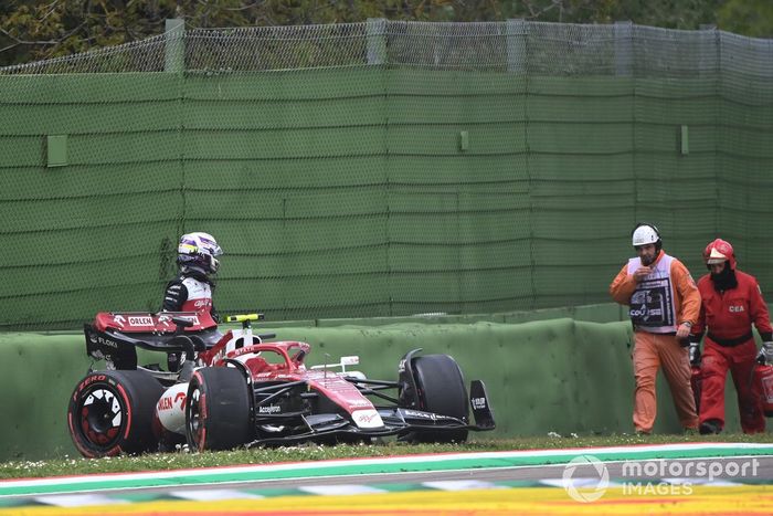Zhou Guanyu, del equipo Alfa Romeo F1, sale de su coche dañado