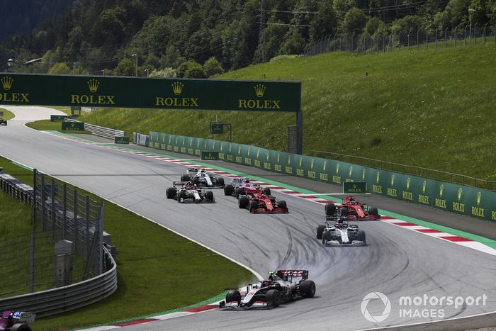 Kevin Magnussen, Haas VF-20, Daniil Kvyat, AlphaTauri AT01,  Charles Leclerc, Ferrari SF1000, y Sebastian Vettel, Ferrari SF1000, chocan al inicio