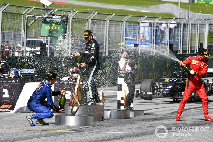 Podio: ganador de la carrera Valtteri Bottas, Mercedes-AMG Petronas F1, el segundo lugar Charles Leclerc, Ferrari, el tercer lugar Lando Norris, McLaren celebran