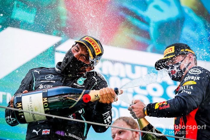 Il vincitore della gara Lewis Hamilton, Mercedes-AMG Petronas F1 e Max Verstappen, Red Bull Racing festeggiano sul podio