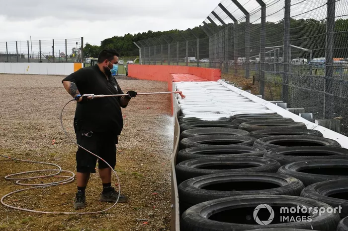 Una barrera de neumáticos es añadida después del accidente de Daniil Kvyat, AlphaTauri en el GP pasado