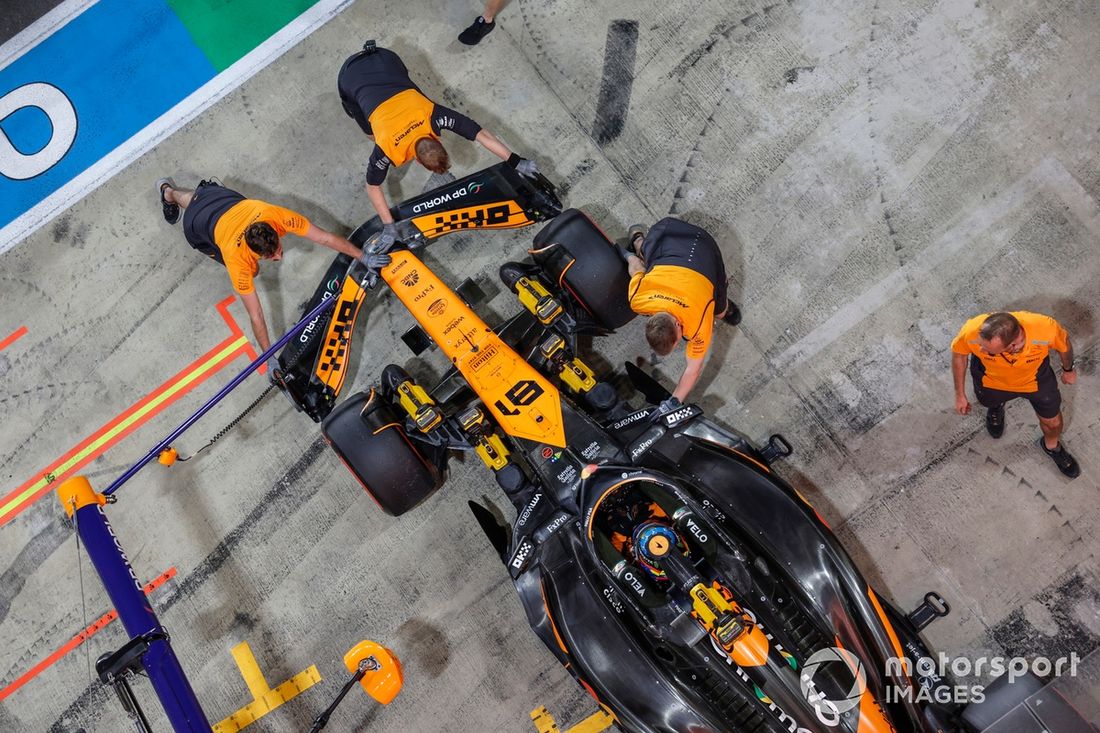 Oscar Piastri, McLaren MCL38, wraca do garażu