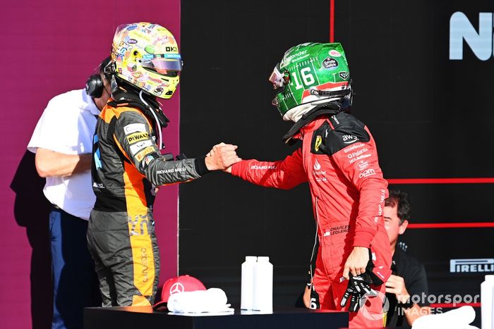 Lando Norris, McLaren, y el Ganador de la pole Charles Leclerc, Scuderia Ferrari, se felicitan tras la clasificación
