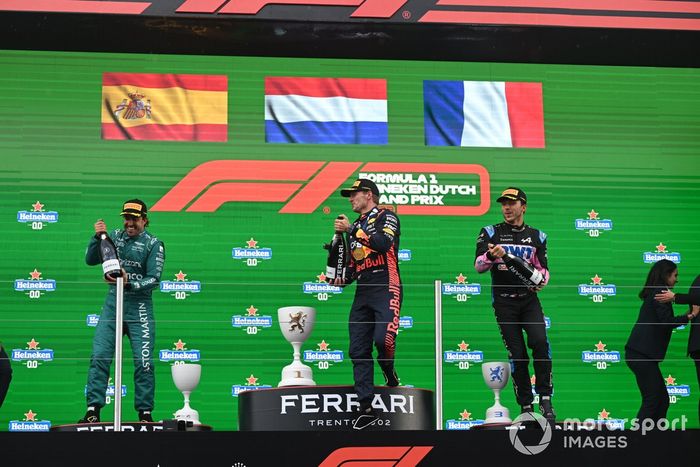 Fernando Alonso, Aston Martin F1 Team, 2ª posición, Max Verstappen, Red Bull Racing, 1ª posición, Pierre Gasly, Alpine F1 Team, 3ª posición, en el podio.