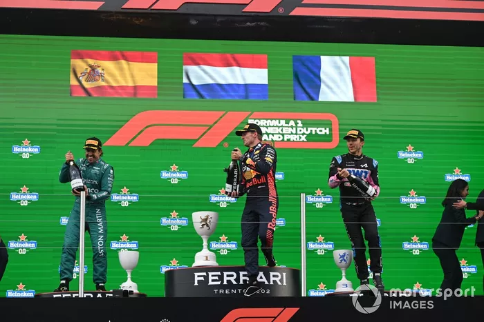 Fernando Alonso, Aston Martin F1 Team, 2ª posición, Max Verstappen, Red Bull Racing, 1ª posición, Pierre Gasly, Alpine F1 Team, 3ª posición, en el podio.