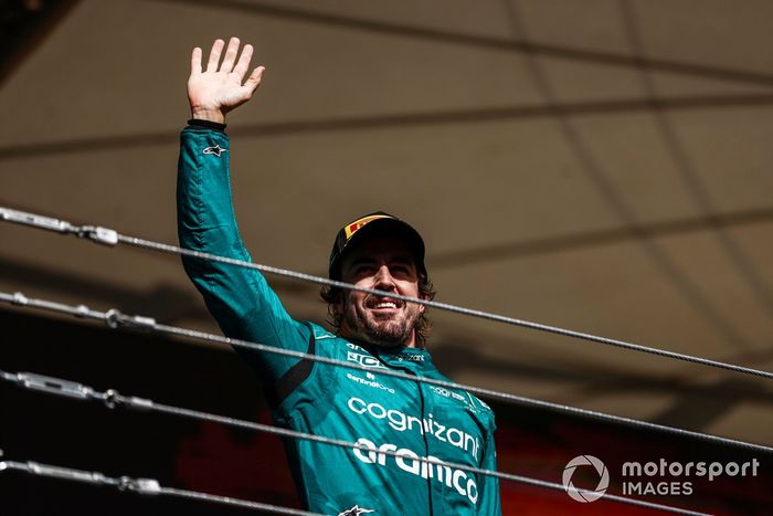 Fernando Alonso, Aston Martin F1 Team, 3ª posición, saluda desde el podio
