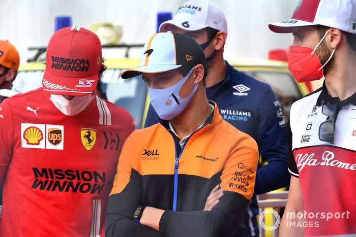 Carlos Sainz Jr., Ferrari, Lando Norris, McLaren, Antonio Giovinazzi, Alfa Romeo Racing, en el desfile de pilotos