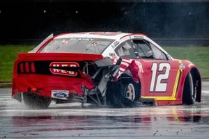 Ryan Blaney, Team Penske, Ford Mustang BodyArmor, crash