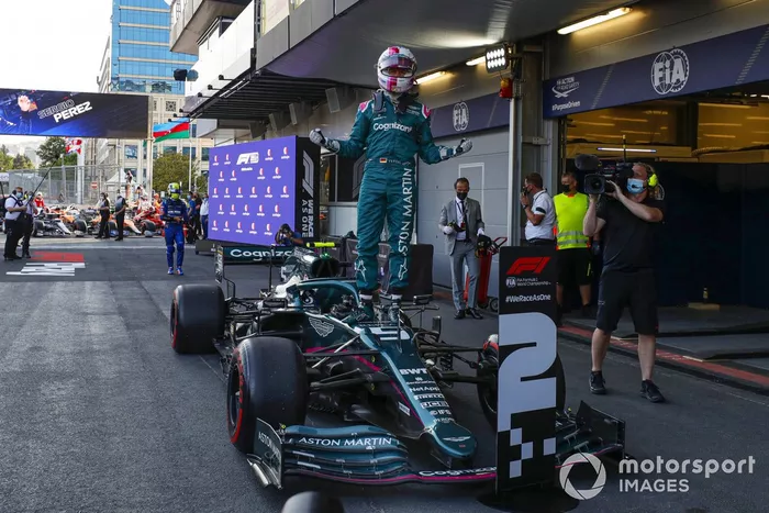 Sebastian Vettel, Aston Martin, 2ª posición, celebra su llegada al Parc Ferme
