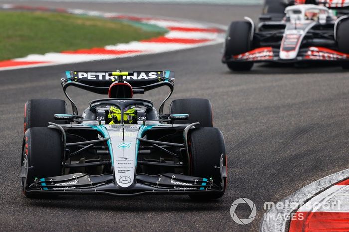 Lewis Hamilton, Mercedes F1 W15, Kevin Magnussen, Haas VF-24