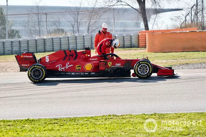 Sebastian Vettel, Ferrari SF1000, se detiene en pista con avería
