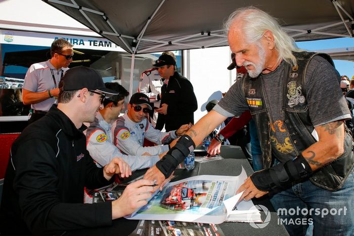#7 Acura Team Penske Acura DPi, DPi: Helio Castroneves, Ricky Taylor, Alexander Rossi, autograph session