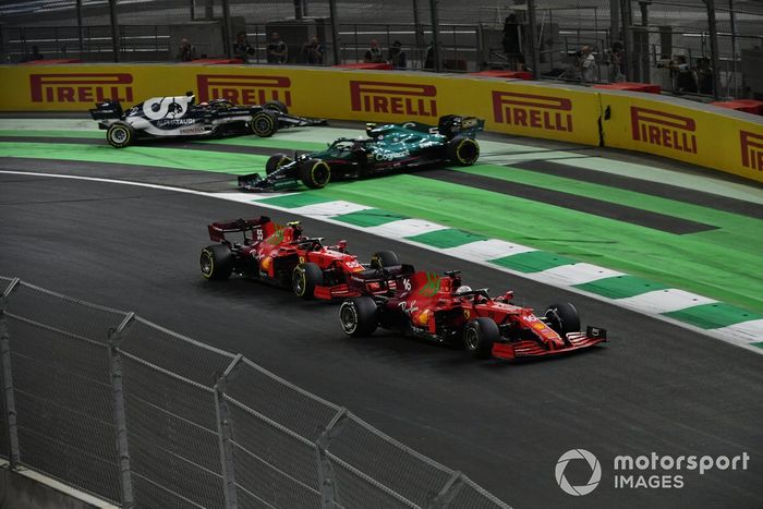 Charles Leclerc, Ferrari SF21, Carlos Sainz Jr., Ferrari SF21, Sebastian Vettel, Aston Martin AMR21, y Yuki Tsunoda, AlphaTauri AT02