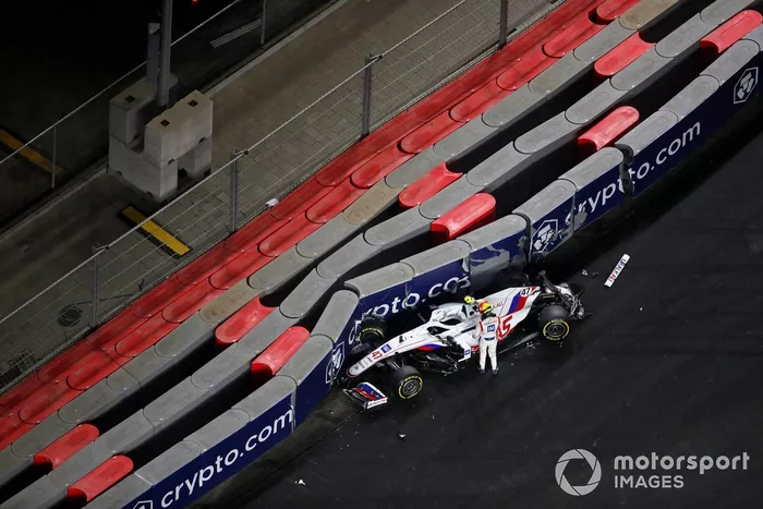 Mick Schumacher, Haas VF-21, se baja de su coche después de estrellarse en la carrera
