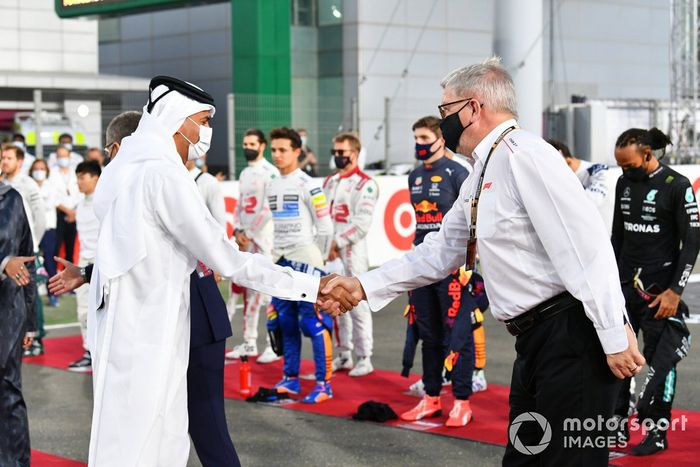 Ross Brawn, director general de la F1, saluda en la parrilla