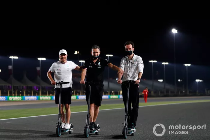 Valtteri Bottas, Mercedes recorre la pista en patinete