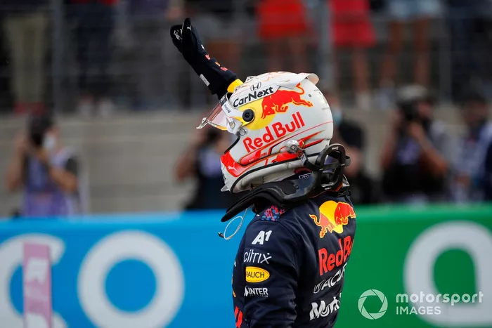 Ganador de la pole, Max Verstappen, de Red Bull Racing, lo celebra en el Parc Ferme