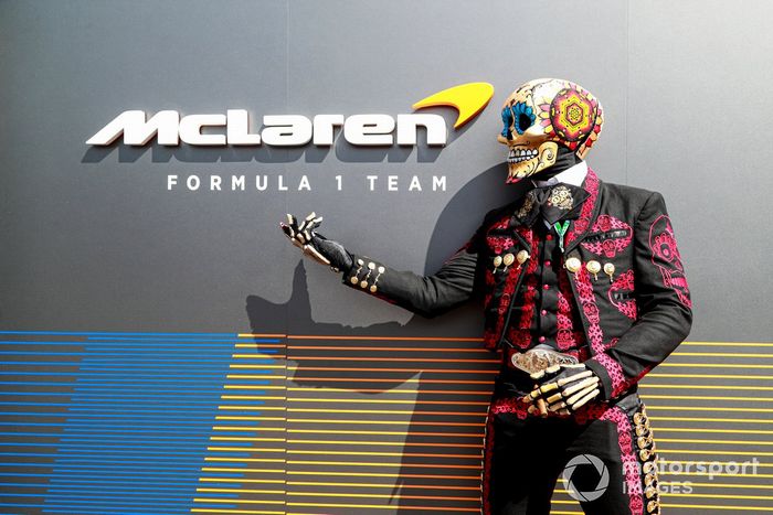 La calavera fuera del motorhome de McLaren