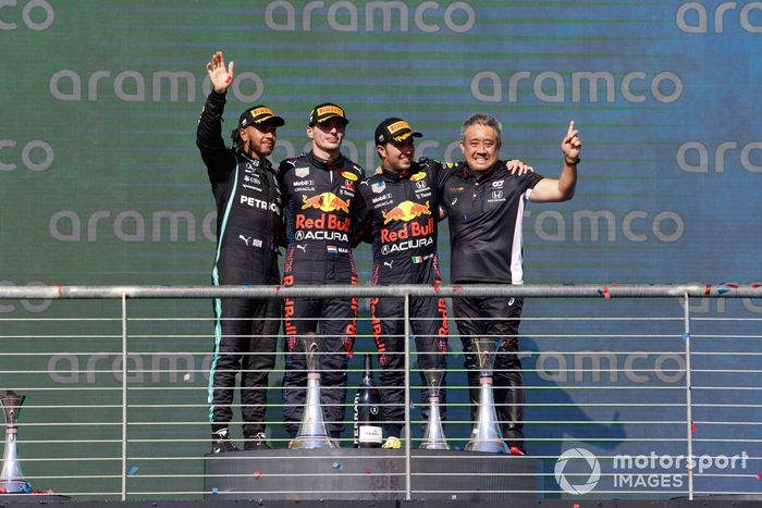 Podio: segundo lugar Lewis Hamilton, Mercedes, ganador Max Verstappen, Red Bull Racing, tercer lugar Sergio Pérez, Red Bull Racing y Masashi Yamamoto, Director de Honda Motorsport