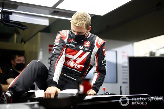 Mick Schumacher ajustando su asiento de Haas F1, Haas VF20
