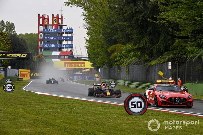 El Safety Car lidera a Max Verstappen, Red Bull Racing RB16B, Lewis Hamilton, Mercedes W12