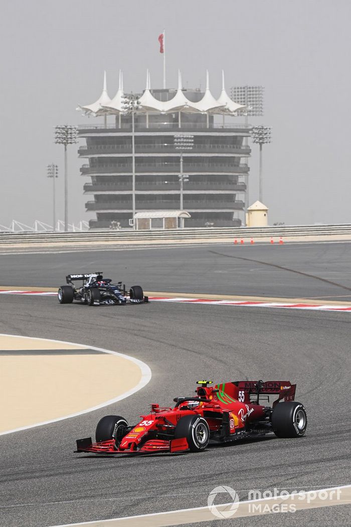 Carlos Sainz Jr., Ferrari SF21, Yuki Tsunoda, AlphaTauri AT02 