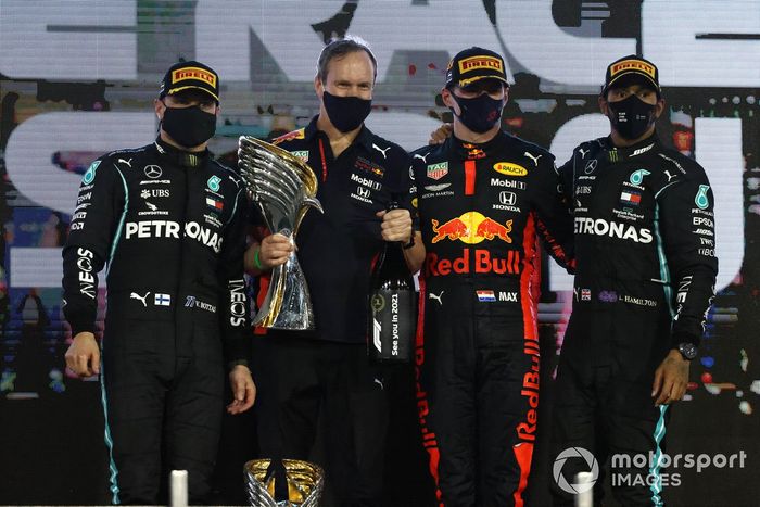 
Podio: segundo lugar Valtteri Bottas, Mercedes-AMG F1, Paul Monaghan, Ingeniero Jefe de Red Bull Racing, ganador Max Verstappen, Red Bull Racing, y tercer lugar Lewis Hamilton, Mercedes-AMG F1