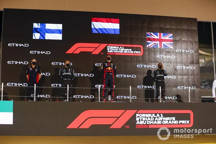 Podio: segundo lugar Valtteri Bottas, Mercedes-AMG F1, Paul Monaghan, Ingeniero Jefe de Red Bull Racing, ganador Max Verstappen, Red Bull Racing, y tercer lugar Lewis Hamilton, Mercedes-AMG F1