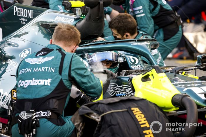 Mecánicos en la parrilla con Lance Stroll, Aston Martin AMR21