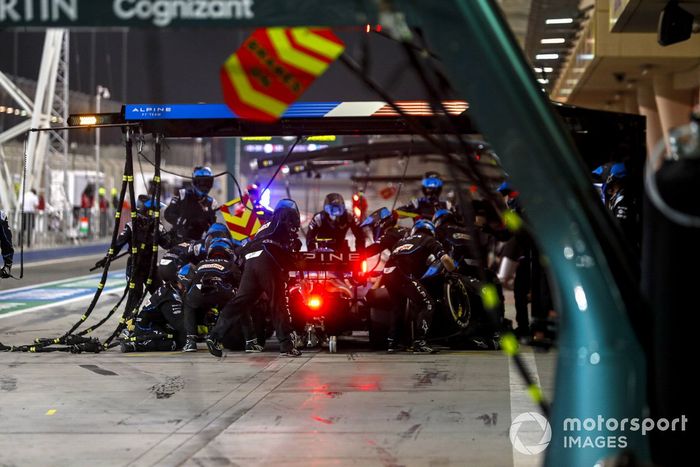 Esteban Ocon, Alpine A521, en pits