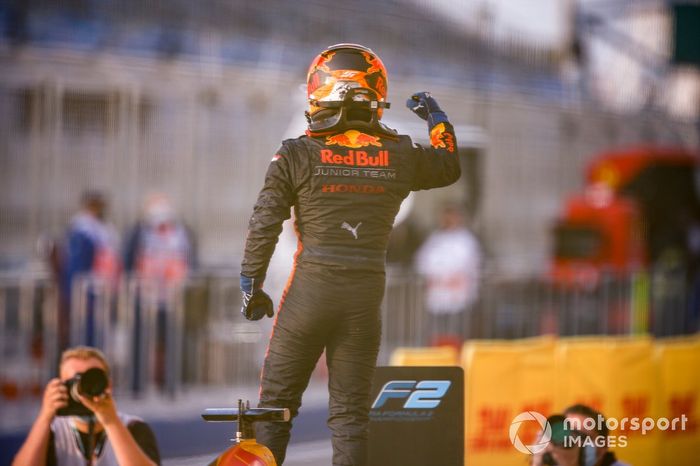 Ganador Yuki Tsunoda, Carlin celebr en Parc Ferme 