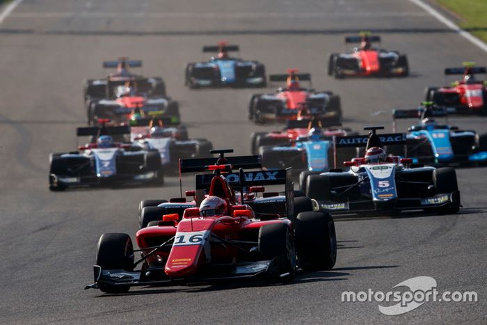 Joey Mawson, Arden International por delante de Jake Hughes, ART Grand Prix, y el resto de la parrilla en la salida