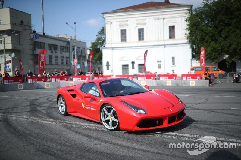 Марк Жене за кермом Ferrari