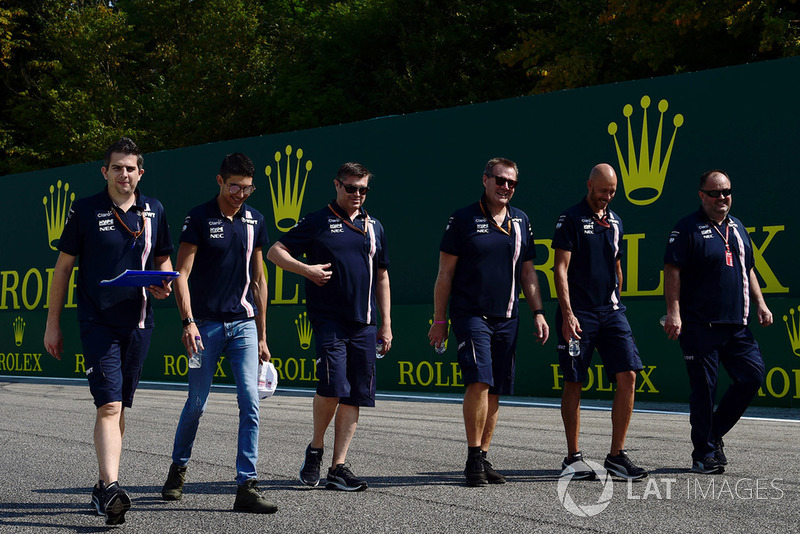 Esteban Ocon, Racing Point Force India F1 Team ispeziona il circuito