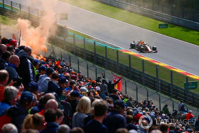 Max Verstappen, Red Bull Racing RB14, y aficionados holandeses