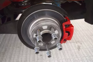 Mini John Cooper Works Lite, Mini Italia, dettaglio del disco di un freno sul mozzo