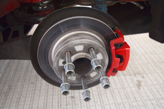 Mini John Cooper Works Lite, Mini Italia, dettaglio del disco di un freno sul mozzo