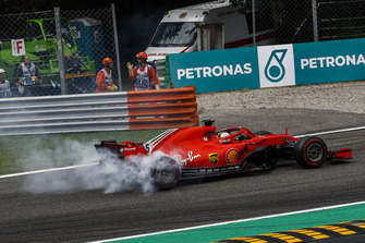 Sebastian Vettel, Ferrari SF71H fait un burnout après son contact avec Lewis Hamilton, Mercedes AMG F1 W09