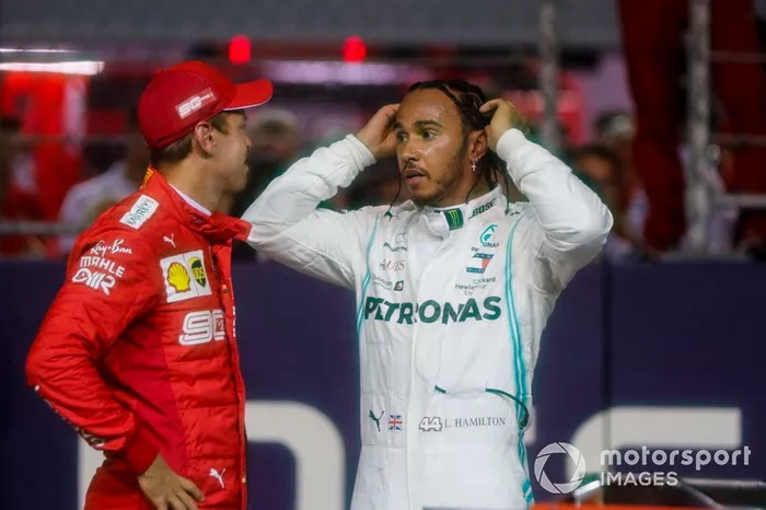 Sebastian Vettel, Ferrari, parla con Lewis Hamilton, Mercedes AMG F1