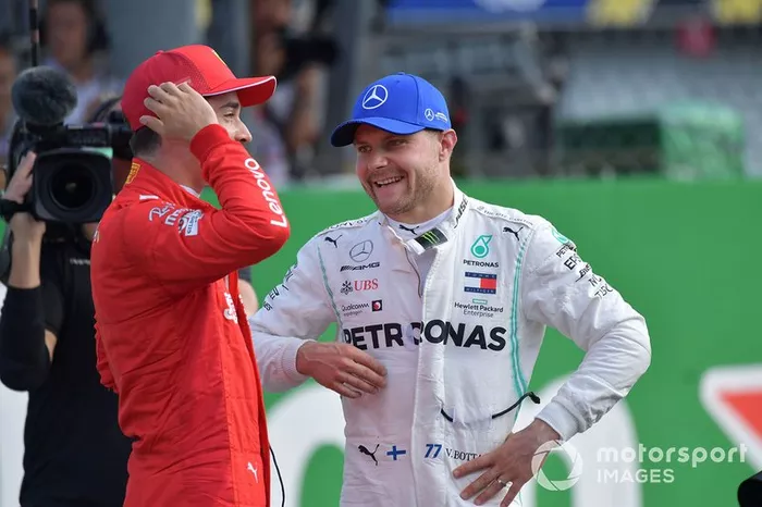Ganador de la pole Charles Leclerc, Ferrari, celebra y el tercero Valtteri Bottas, Mercedes AMG F1