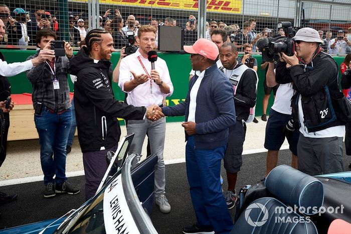 Lewis Hamilton, Mercedes AMG F1, saluda a su padre Anthony Hamilton