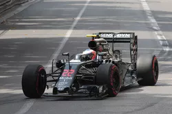 Jenson Button, McLaren MP4-31 with a broken front wing