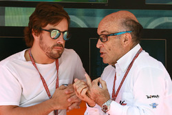 Formel-1-Pilot Fernando Alonso und Dorna-Boss Carmelo Ezpeleta