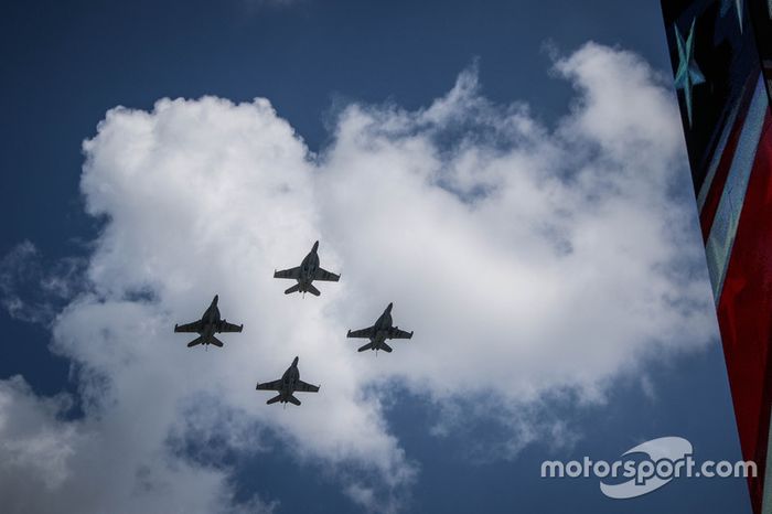 Aviones sobrevuelan el circuito