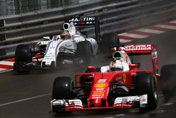 Felipe Massa, Williams Martini Racing FW38, und Sebastian Vettel, Scuderia Ferrari SF16-H