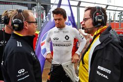 Jolyon Palmer, Renault Sport F1 Team, sur la grille avec Mark Slade, ingénieur de course Renault Sport F1 Team, et Julien Simon-Chautemps, ingéniur de course Renault Sport F1 Team (à d.)