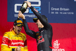 Podium : le vainqueur Pierre Gasly, Prema Racing et le deuxième Antonio Giovinazzi, Prema Racing célèbrent avec le champagne